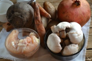 Салат "Гранатовый браслет" с грибами и курицей - фото шаг 1
