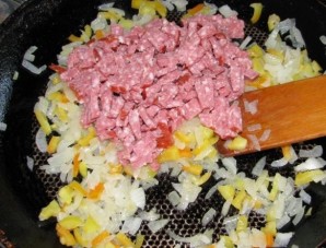 Лаваш с колбасой и помидорами - фото шаг 4