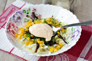Салат с кукурузой и черносливом - фото шаг 7