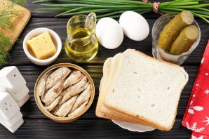 Бутерброд со шпротами и солеными огурцами - фото шаг 1