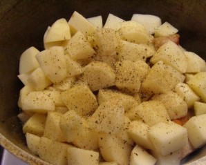 Картошка, тушеная с ребрышками - фото шаг 4