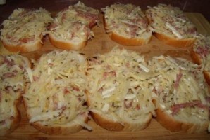 Бутерброды с колбасой на сковороде - фото шаг 2