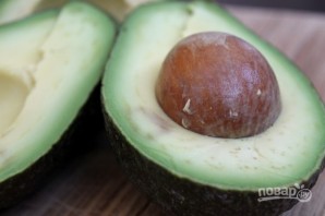 Оригинальная яичница в авокадо - фото шаг 1