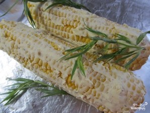 Кукуруза, запеченная в фольге с чесноком - фото шаг 2