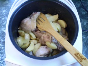 Тушеная курица с картошкой в мультиварке - фото шаг 8