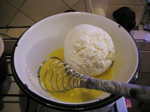 Сыр с дырками в домашних условиях - фото шаг 6