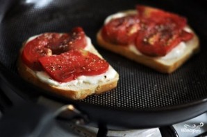 Горячие бутерброды с сыром и помидорами - фото шаг 3