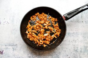 Жареная картошка с лисичками и луком на сковороде - фото шаг 3