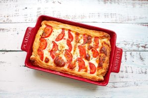Слоеный пирог с моцареллой и помидорами - фото шаг 5