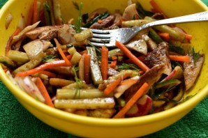 Хрустящий салат с курицей и овощами - фото шаг 3