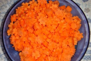 Морковь, тушеная с луком - фото шаг 1