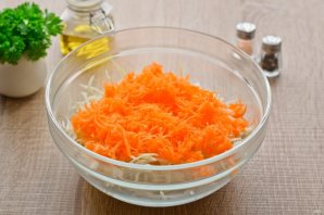 Салат "Витаминка" из капусты, моркови и перца - фото шаг 3