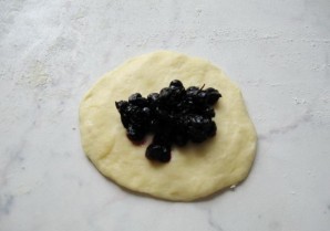 Пирожки с черникой в духовке - фото шаг 5