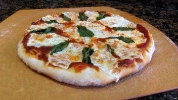 Пицца с базиликом и моцареллой  - фото шаг 3