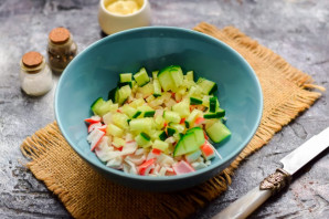 Салат с кукурузой, авокадо и крабовыми палочками - фото шаг 3