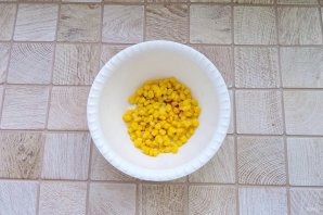Салат "Прованс" с кукурузой и колбасным сыром - фото шаг 2