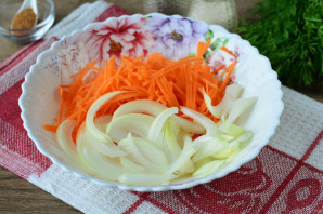Морковь по-корейски с луком - фото шаг 4