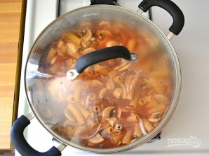 Макароны с сосисками и грибами в томатном соусе - фото шаг 7