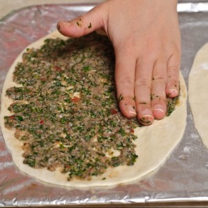 Турецкая пицца "Лахмакун" - фото шаг 14