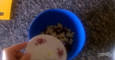 Салат с фасолью и сухариками за 5 минут - фото шаг 2
