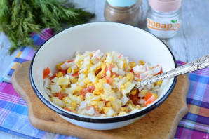 Крабовый салат с помидорами и кукурузой - фото шаг 8