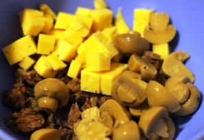 Салат с грибами и кириешками - фото шаг 3