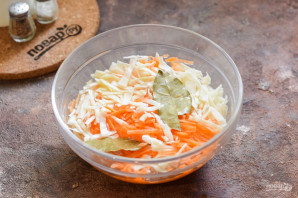 Салат из маринованной капусты с морковью - фото шаг 5