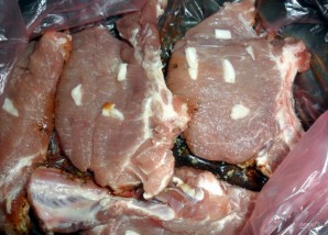 Нежные стейки из свинины с чесноком в духовке - фото шаг 2
