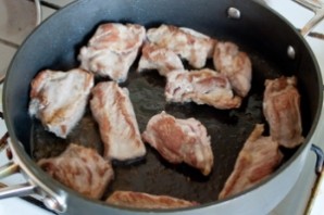 Тушеные свиные ребрышки с картошкой - фото шаг 2