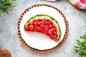 Салат "Арбузная долька" с курицей и грибами - фото шаг 10