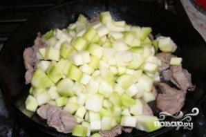Мясо с кабачками и картофелем - фото шаг 2