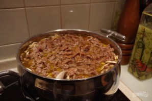 Мясо, тушенное с грибами и картофелем - фото шаг 9