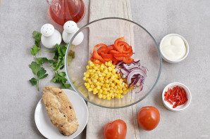 Салат с помидорами и куриным филе - фото шаг 2