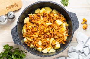 Тушеная картошка с лисичками - фото шаг 8