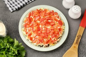 Слоёный салат с тунцом, помидорами, сыром и яйцами - фото шаг 4