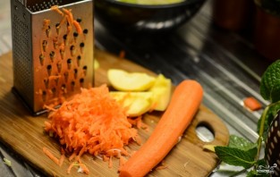 Салат из яблок, моркови и лука - фото шаг 2