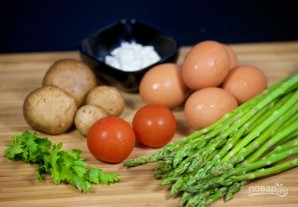 Яичница со спаржей и овощами - фото шаг 1