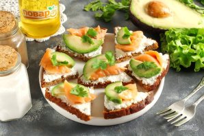 Тартинки с копченым лососем и авокадо - фото шаг 6