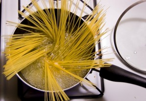 Спагетти с куриной грудкой - фото шаг 1