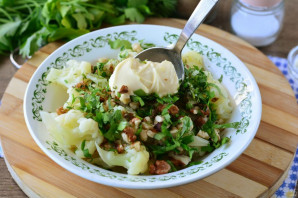 Салат с цветной капустой, орехами и зеленью - фото шаг 8