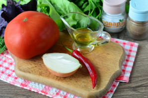 Острый салат с помидорами и перцем чили - фото шаг 1