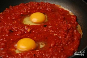 Яйца в томатном соусе - фото шаг 2