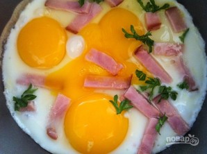 Яйцо с сыром и ветчиной - фото шаг 3