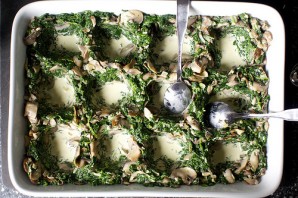 Яйца, запеченные с грибами и шпинатом - фото шаг 5
