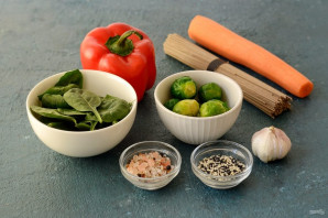 Гречневая лапша с овощами - фото шаг 1