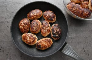 Вкусные домашние котлеты - фото шаг 6
