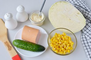 Салат с кукурузой и колбасой - фото шаг 1