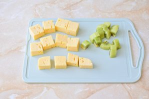 Сыр с ягодами и фруктами - фото шаг 2