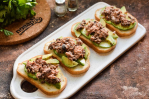 Бутерброды с авокадо и тунцом - фото шаг 5