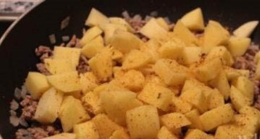 Фарш с картошкой на сковороде - фото шаг 3